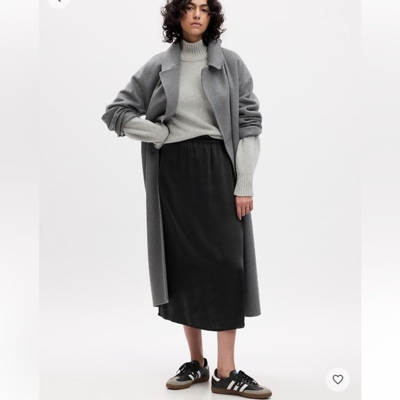 NWT - Black satin midi skirt from Gap - Picture 2 of 3